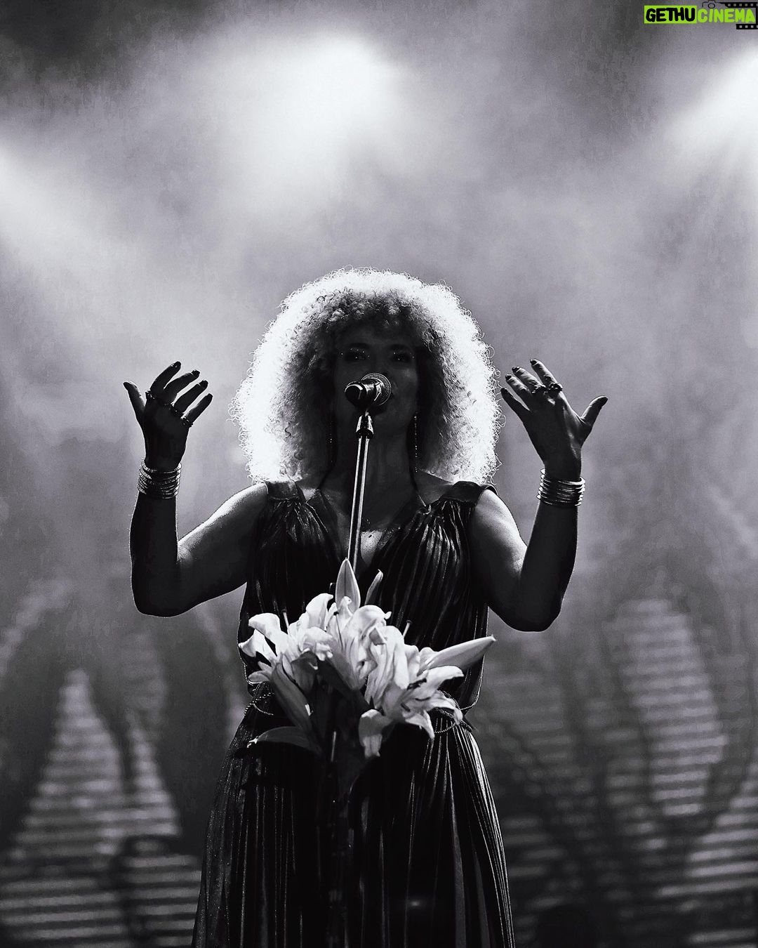 Vanessa da Mata Instagram - @vanessadamata belíssima nesse show cheio de hits 👏 #VanessaDaMataNoMultishow #RockTheMountainNoMultishow