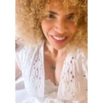 Vanessa da Mata Instagram - “No mais é preciso mudar quase tudo” 🎶 Eu Repetiria (Vanessa da Mata / Ana Carolina) Tudo, tudo que eu disse eu não me arrependo Desde quando eu te vi eu sinto Todo trauma do passado que trouxemos E que teríamos que desfazer No mais é preciso mudar quase tudo E de verdade limpar, se desfazer Não tolerar nosso ego absurdo Para deixar que o novo dia venha ser Pra que a gente não se frustre Pra que a gente não se machuque Pra que a gente não se iluda Pra que a gente baby, baby, baby Sabe tudo que eu disse pra você Eu repetiria #VanessadaMata #VemDoce #EuRepetiria