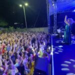Vanessa da Mata Instagram - 🥭Fortaleza, coisa mais linda esse show ontem no estacionamento no Shopping Iguatemi! Obrigada! Muito amor ❤️ Vídeo: @lanproducoes #VemDoce #VanessadaMata #vemdoceoshow #turnêvemdoce Fortaleza/Ceará