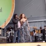 Vanessa da Mata Instagram - Aniversário de 81 anos de @miltonbitucanascimento. Cantei com ele muitas vezes e ainda me emociono quando me lembro da sensação onírica, lúdica, perpetuada por aqueles instantes. Um dos meus maiores ídolos. O que me toca e me deixa desnudada, sensível como uma criança! Como era possível ele me chamar para cantar com tanta naturalidade? O Rio Araguaia, o Garças, minha infância potente cheia de imaginação e exercício de poesia no centro do Brasil. Aquela voz que mais parecia o centro da Terra falando por si, meu reencontro comigo mesma, de bem com a vida em lugar mais espiritual, sagrado, impossível, eternizado na voz dele! Cantar com ele é estar na maior e mais completa obra divina, como um contato direto, assim como é ouvi-lo quando preciso me encontrar de novo comigo. Toda vez que me perco, tenho dúvidas, me distancio de mim, Milton entra e canta em minha casa, nos meus ouvidos, e tomo essa água de beber que me alimenta a alma do mais belo Brasil. Vídeo: Marlene Alves #Milton81