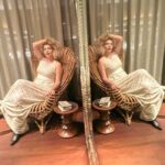 Vanessa da Mata Instagram - Face e Avesso (Vanessa da Mata) Eu sei a face e o avesso do que pensam Quase não consigo acreditar no quanto ainda rastejam Sua busca em Deus pra aliviar a perversão A vingança de sua mãe nas mulheres Sua falsa moral A alma nua e crua agora sou eu O corte, catarse agora também sou eu Passeiam pelos pobres, ricos, lá fora e é tão bom Mas aqui salivam na dor dos seus irmãos São seus Aos milhares que a fome cuida Aos gays que o medo molda, não Às mulheres inutilizadas As crianças mofando nos abrigos, não Eu sei a face e o avesso do que pensam Quase não consigo acreditar no quanto ainda rastejam Sua busca em Deus pra aliviar a perversão A vingança de sua mãe nas mulheres Sua falsa moral Suas angústias Aos milhares que a fome cuida Aos gays que o medo molda, não Às mulheres inutilizadas Aos índios das florestas destruídas, não #VanessadaMata #VemDoce #FaceEAvesso