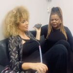 Vanessa da Mata Instagram - 🥭 Um pouco dos nossos preparativos pra vocês! No camarim com a @gilmrnd passando as notas da música ”Bicicletas, Bolos e Outras Alegrias”, antes do show no @classicosdobrasil.festival, que aconteceu neste sábado na Marina da Glória (RJ). Vocês gostam de acompanhar os bastidores? #EquipeVDM #VanessadaMata #VemDoce #VemDoceOshow #TurnêVemDoce