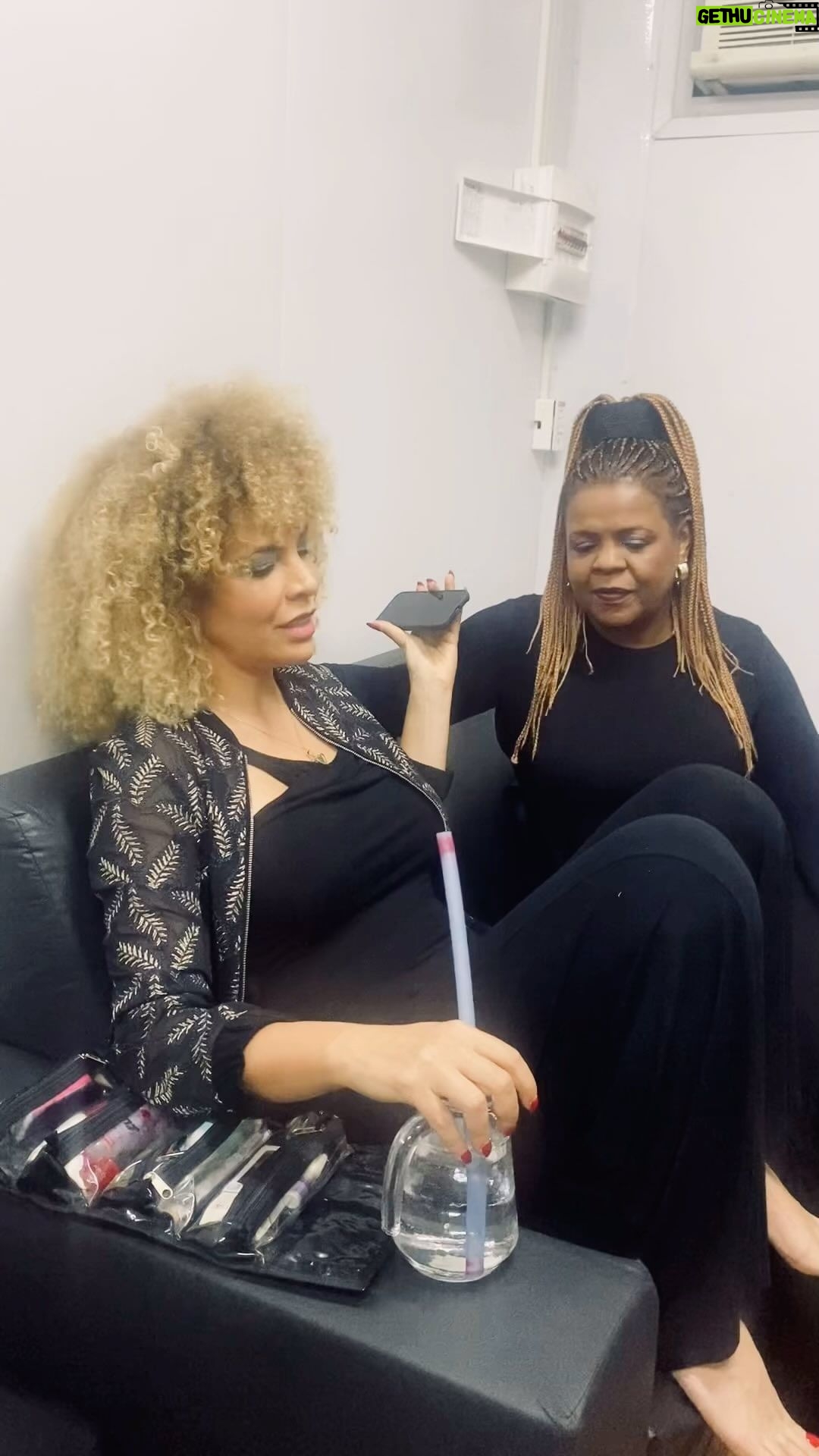 Vanessa da Mata Instagram - 🥭 Um pouco dos nossos preparativos pra vocês! No camarim com a @gilmrnd passando as notas da música ”Bicicletas, Bolos e Outras Alegrias”, antes do show no @classicosdobrasil.festival, que aconteceu neste sábado na Marina da Glória (RJ). Vocês gostam de acompanhar os bastidores? #EquipeVDM #VanessadaMata #VemDoce #VemDoceOshow #TurnêVemDoce