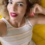 Vanessa da Mata Instagram - INDO VER @danielamercury 40 ANOS de carreira! PARA QUEM NÃO SABE, DEPOIS @mariabethaniaoficial , QUE foi quem ME LANÇOU com @oficialchicocesar COM A CANÇÃO “A FORÇA QUE NUNCA SECA” CUJA A LETRA É MINHA E MUS DE @oficialchicocesar tive a alegria absoluta de ter @caetanoveloso COM @mariabethaniaoficial cantarem uma mus só minha chamada “O canto de dona sinhá” ! Quanta confirmação de uma honra continuada, que me enche de felicidade até hoje e antes mesmo do meu primeiro disco, eu já era compositora de todos esses tesouros nacionais e internacionais Aí vi @danielamercury CANTAR UMA MÚSICA SÓ MINHA CHAMADA “VIAGEM”! Uma delicia! Aliás nesse momento estou assistindo “Manoel de Barros”. Coisa linda de viver bem