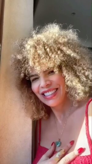 Vanessa da Mata Instagram - 🥭🤷🏻‍♀️🍎 “Se Eva soubesse da manga
Jamais teria sido a maçã…”

Música: Se Eva Soubesse
Composição: Vanessa da Mata
Álbum: Vem Doce 

#VanessadaMata #EquipeVDM #VemDoce
