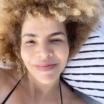 Vanessa da Mata Instagram - 🥭 “Então relaxe e fique aqui…” #VemDoce #VanessadaMata #FiqueAqui