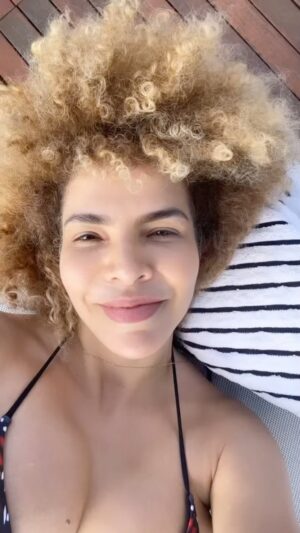 Vanessa da Mata Instagram - 🥭 “Então relaxe e fique aqui…”

#VemDoce #VanessadaMata #FiqueAqui