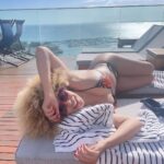 Vanessa da Mata Instagram - Para ficar são Peixe caldo carne e sereia Meia no frio mas hoje não e um pouco de lua Música boa, brisa, sol lambendo a pele minha E aquele abraço que há de confrontar Tudo o que havia de rotineiro confortável chato e frio Envio e início Ciclo novo, um ovo, um povo gentil Um adorno de dia que nem precisa Uma rima mais fina sem verbos no infinitivo de criança Uma renda do tempo Uma vestimenta no corpo quase nu Em um azul desses Que nada faz mais azul