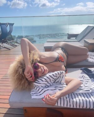Vanessa da Mata Instagram - Para ficar são 
Peixe caldo carne e sereia 
Meia no frio mas hoje não 
e um pouco de lua 
Música boa, brisa, sol lambendo a pele minha
E aquele abraço que há de confrontar
Tudo o que havia de rotineiro confortável chato e frio 
Envio e início 
Ciclo novo, um ovo, um povo gentil 
Um adorno de dia que nem precisa 
Uma rima mais fina 
sem verbos no infinitivo de criança 
Uma renda do tempo
Uma vestimenta no corpo quase nu 
Em um azul desses 
Que nada faz mais azul