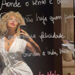 Vanessa da Mata Instagram - “Aonde o vento é brisa Onde não haja quem possa Com a nossa felicidade Vamos brindar a vida, meu bem” #VanessadaMata