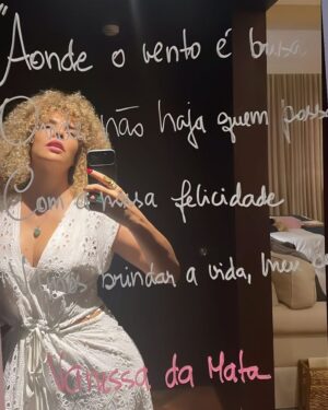 Vanessa da Mata Instagram - “Aonde o vento é brisa
Onde não haja quem possa
Com a nossa felicidade
Vamos brindar a vida, meu bem”

#VanessadaMata