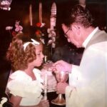 Vanessa da Mata Instagram - 💕 Feliz Dia das Crianças a todos e a linda energia maternal de Nossa Senhora Aparecida proteja a todos essa corrente linda! Deixe sua criança viva, leve, brincando sempre! Participação especial da minha mãe, que para eventos especiais, prendia Bobs enormes e depois rodilhas e os cabelos ficavam assim! #vanessadamata #DiadasCrianças