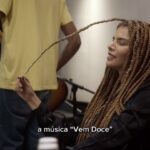 Vanessa da Mata Instagram - 🥭 #VemDoce surgiu a partir de um beat que o @papatinho fez e me mostrou no estúdio. A música foi nascendo da melodia e letra que começo a desenhar na voz, de improviso e depois feita dedicadamente em casa. É uma música que tem uma levada R&B, bem abrasileirada, com toque malicioso que se pode dizer para tudo. Que venham doce os amigos, que venha doce o bom trabalho, os novos amores ou o velho, bom, confortável e sabido, os lúdicos momentos de afeto com a vida, as construções de nós mesmos que montamos ao longo dos anos. Essa música comemora um Brasil instigado de sensualidade e muitos caminhos, portanto, é como sinto: “vem doce” e tudo caminhará! Uma música leve, pra se divertir, tem essa proposta de uma festa tropical, de um encontro, reencontro… “Vem Doce” é uma expressão que achei de genuíno de “venha preparadamente lindo, liberto e são”! Vem doce para tudo! Do nascer ao continuar. Do dia a dia ao luar inteiro. De assistir uma noite estrelada ao fazer novos caminhos de trabalho, do se desprender dos pesos.. A música “Vem Doce” foi indicada ontem ao Prêmio Multishow 2023 na categoria MPB do Ano. Acompanhem o making da gravação. #VanessadaMata #VemDoce