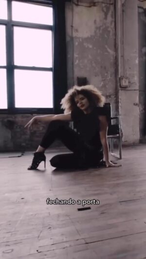 Vanessa da Mata Instagram - #TBT Em maio de 2019 foi lançado o clipe “Só Você e Eu”, primeiro single do álbum “Quando Deixamos Nossos Beijos Na Esquina”, disco que marcou a estreia da Vanessa da Mata como produtora musical. Além de produzir o álbum, Vanessa também assinou como compositora de todas as faixas. 

O clipe “Só Você e Eu” foi gravado em Nova York e contou com a direção de @brunofioravanti e participação dos bailarinos @delacyn e @ratedryan_. Figurino de Vanessa da Mata e maquiagem de @plushbeauty_. A canção ainda foi trilha sonora da novela “A Dona do Pedaço”.

📱 Assista ao clipe completo no YouTube.com/vanessadamata 

#EquipeVDM #VanessadaMata #SóVocêEu #QuandoDeixamosNossosBeijosNaEsquina