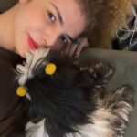 Vanessa da Mata Instagram - 🐾🐕 Hoje é Dia de São Francisco de Assis, o padroeiro dos animais e da natureza. Hoje também é comemorado o Dia Mundial dos Cachorros, eles que trazem tanta alegria e merecem todo amor e cuidado. Aqui em casa são cinco: Chiquinha (Gonzaga), Frida (Khalo), Clarice (Lispector), Ariano (Suassuna) e Tom (Jobim). Quem aqui também é cachorreiro? ❤️🐶 #VanessadaMata