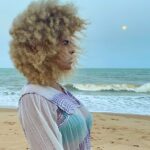 Vanessa da Mata Instagram - “Um segundo pode durar Relativamente A vida toda Não se apegue ao ir embora Eu sei que a gente Não tem mais nada a trocar” 🎶 Fique Aqui (Vanessa da Mata / @l7nnon) Álbum “Vem Doce” Foto: @maiadenise #VanessadaMata #VemDoce #FiqueAqui Trancoso - Bahia