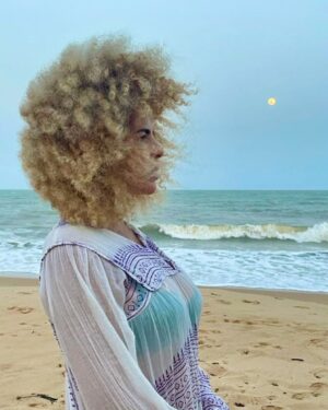 Vanessa da Mata Instagram - “Um segundo pode durar Relativamente A vida toda Não se apegue ao ir embora Eu sei que a gente Não tem mais nada a trocar”

🎶 Fique Aqui (Vanessa da Mata / @l7nnon)
Álbum “Vem Doce”

Foto: @maiadenise

#VanessadaMata #VemDoce #FiqueAqui