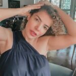Vanessa da Mata Instagram - “Deus te dê luz, alegria e saúde Deus te dê, Deus te dê, Deus te dê Deus te dê carinho, prosperidade e harmonia Deus te dê, Deus te dê, Deus te dê Deus te dê sorte, caminhos, muitos amigos Deus te dê, Deus te dê, Deus te dê E que me esqueça pelo amor de Deus Deus te dê, Deus te dê, Deus te dê” Alguém precisando mandar esse recado para alguma vizinha(o)?😂 Trecho de “Vizinha Enjoada” Composição: Vanessa da Mata Álbum: Vem Doce #VanessadaMata #VemDoce #VizinhaEnjoada