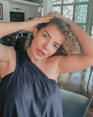 Vanessa da Mata Instagram - “Deus te dê luz, alegria e saúde
Deus te dê, Deus te dê, Deus te dê
Deus te dê carinho, prosperidade e harmonia
Deus te dê, Deus te dê, Deus te dê
Deus te dê sorte, caminhos, muitos amigos
Deus te dê, Deus te dê, Deus te dê
E que me esqueça pelo amor de Deus
Deus te dê, Deus te dê, Deus te dê”

Alguém precisando mandar esse recado para alguma vizinha(o)?😂

Trecho de “Vizinha Enjoada”
Composição: Vanessa da Mata
Álbum: Vem Doce

#VanessadaMata #VemDoce #VizinhaEnjoada