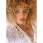 Vanessa da Mata Instagram - “No mais é preciso mudar quase tudo” 🎶 Eu Repetiria (Vanessa da Mata / Ana Carolina) Tudo, tudo que eu disse eu não me arrependo Desde quando eu te vi eu sinto Todo trauma do passado que trouxemos E que teríamos que desfazer No mais é preciso mudar quase tudo E de verdade limpar, se desfazer Não tolerar nosso ego absurdo Para deixar que o novo dia venha ser Pra que a gente não se frustre Pra que a gente não se machuque Pra que a gente não se iluda Pra que a gente baby, baby, baby Sabe tudo que eu disse pra você Eu repetiria #VanessadaMata #VemDoce #EuRepetiria