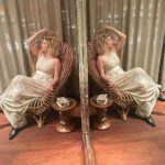 Vanessa da Mata Instagram - Face e Avesso (Vanessa da Mata) Eu sei a face e o avesso do que pensam Quase não consigo acreditar no quanto ainda rastejam Sua busca em Deus pra aliviar a perversão A vingança de sua mãe nas mulheres Sua falsa moral A alma nua e crua agora sou eu O corte, catarse agora também sou eu Passeiam pelos pobres, ricos, lá fora e é tão bom Mas aqui salivam na dor dos seus irmãos São seus Aos milhares que a fome cuida Aos gays que o medo molda, não Às mulheres inutilizadas As crianças mofando nos abrigos, não Eu sei a face e o avesso do que pensam Quase não consigo acreditar no quanto ainda rastejam Sua busca em Deus pra aliviar a perversão A vingança de sua mãe nas mulheres Sua falsa moral Suas angústias Aos milhares que a fome cuida Aos gays que o medo molda, não Às mulheres inutilizadas Aos índios das florestas destruídas, não #VanessadaMata #VemDoce #FaceEAvesso