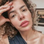 Vanessa da Mata Instagram - “Deus te dê luz, alegria e saúde Deus te dê, Deus te dê, Deus te dê Deus te dê carinho, prosperidade e harmonia Deus te dê, Deus te dê, Deus te dê Deus te dê sorte, caminhos, muitos amigos Deus te dê, Deus te dê, Deus te dê E que me esqueça pelo amor de Deus Deus te dê, Deus te dê, Deus te dê” Alguém precisando mandar esse recado para alguma vizinha(o)?😂 Trecho de “Vizinha Enjoada” Composição: Vanessa da Mata Álbum: Vem Doce #VanessadaMata #VemDoce #VizinhaEnjoada