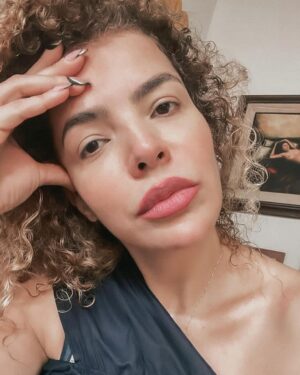 Vanessa da Mata Instagram - “Deus te dê luz, alegria e saúde
Deus te dê, Deus te dê, Deus te dê
Deus te dê carinho, prosperidade e harmonia
Deus te dê, Deus te dê, Deus te dê
Deus te dê sorte, caminhos, muitos amigos
Deus te dê, Deus te dê, Deus te dê
E que me esqueça pelo amor de Deus
Deus te dê, Deus te dê, Deus te dê”

Alguém precisando mandar esse recado para alguma vizinha(o)?😂

Trecho de “Vizinha Enjoada”
Composição: Vanessa da Mata
Álbum: Vem Doce

#VanessadaMata #VemDoce #VizinhaEnjoada