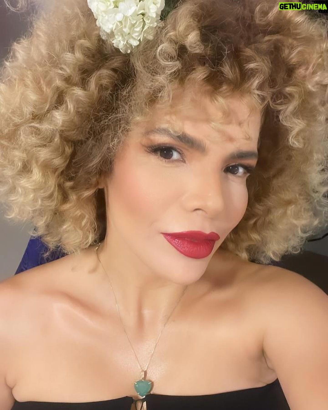Vanessa da Mata Instagram - “Sabe tudo o que eu disse pra você? Eu repetiria” 🎶 Eu Repetiria (Vanessa da Mata / Ana Carolina) Tudo, tudo que eu disse eu não me arrependo Desde quando eu te vi eu sinto Todo trauma do passado que trouxemos E que teríamos que desfazer No mais é preciso mudar quase tudo E de verdade limpar, se desfazer Não tolerar nosso ego absurdo Para deixar que o novo dia venha ser Pra que a gente não se frustre Pra que a gente não se machuque Pra que a gente não se iluda Pra que a gente baby, baby, baby Sabe tudo que eu disse pra você Eu repetiria #VanessadaMata #VemDoce #EuRepetiria