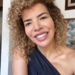 Vanessa da Mata Instagram - “Vida Não tome conta da minha vida Como se fosse a terra prometida Não reclame se eu montar no vento e nunca mais” 🔥 Fogo (Vanessa da Mata Álbum: 🥭 Vem Doce #VanessadaMata #VemDoce