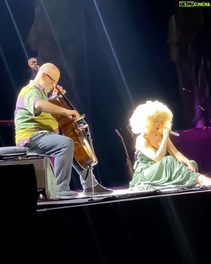 Vanessa da Mata Instagram - 🥭🎶Participação maravilhosa do @morelenba1 ontem no @qualistage, tocando seu cello maravilhoso. Um baluarte da nossa música, um dos melhores, de quem eu tenho grande honra de ser amiga e tê-lo como mentor instrumental, musical. Obrigada Jaquinho! 🌹 Vídeo: @macumbadebeijofc / @milenecristinag #VemDoce #VanessadaMata Qualistage