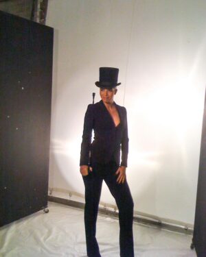 Vanessa da Mata Instagram - #TBT Bastidores do ensaio para a capa da revista RG Vogue, de julho de 2008. Vanessa posou para as lentes do fotógrafo @henriquegendre com styling de @luisfiod. A cantora tinha acabado de receber o prêmio Multishow na categoria Melhor Música com “Boa Sorte/Good Luck”.
Quem aqui se lembra dessa capa?

#EquipeVDM #VanessadaMata
