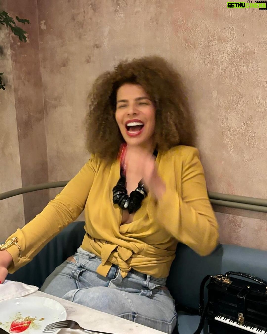 Vanessa da Mata Instagram - đ Rindo com vocĂȘ (Vanessa da Mata) âForam tantos anos sem te encontrar Quanto vocĂȘ mudou desde lĂĄ Mudei demais tambĂ©m Parece que foi uma vida atrĂĄs A pausa da ampulheta em nĂłs Mas o tempo nĂŁo dissolve LigaçÔes antigas Dentro, em meu coração JĂĄ curaram as feridas Outro dia eu acordei De um sonho, coisa linda Rindo com vocĂȘ Ă tĂŁo bom te encontrar Sempre gostoso te rever Espero que esteja feliz E sĂł as coisas boas fiquemâ đOuça a mĂșsica completa no youtube.com/vanessadamata #VanessadaMata #VemDoce #RindocomvocĂȘ