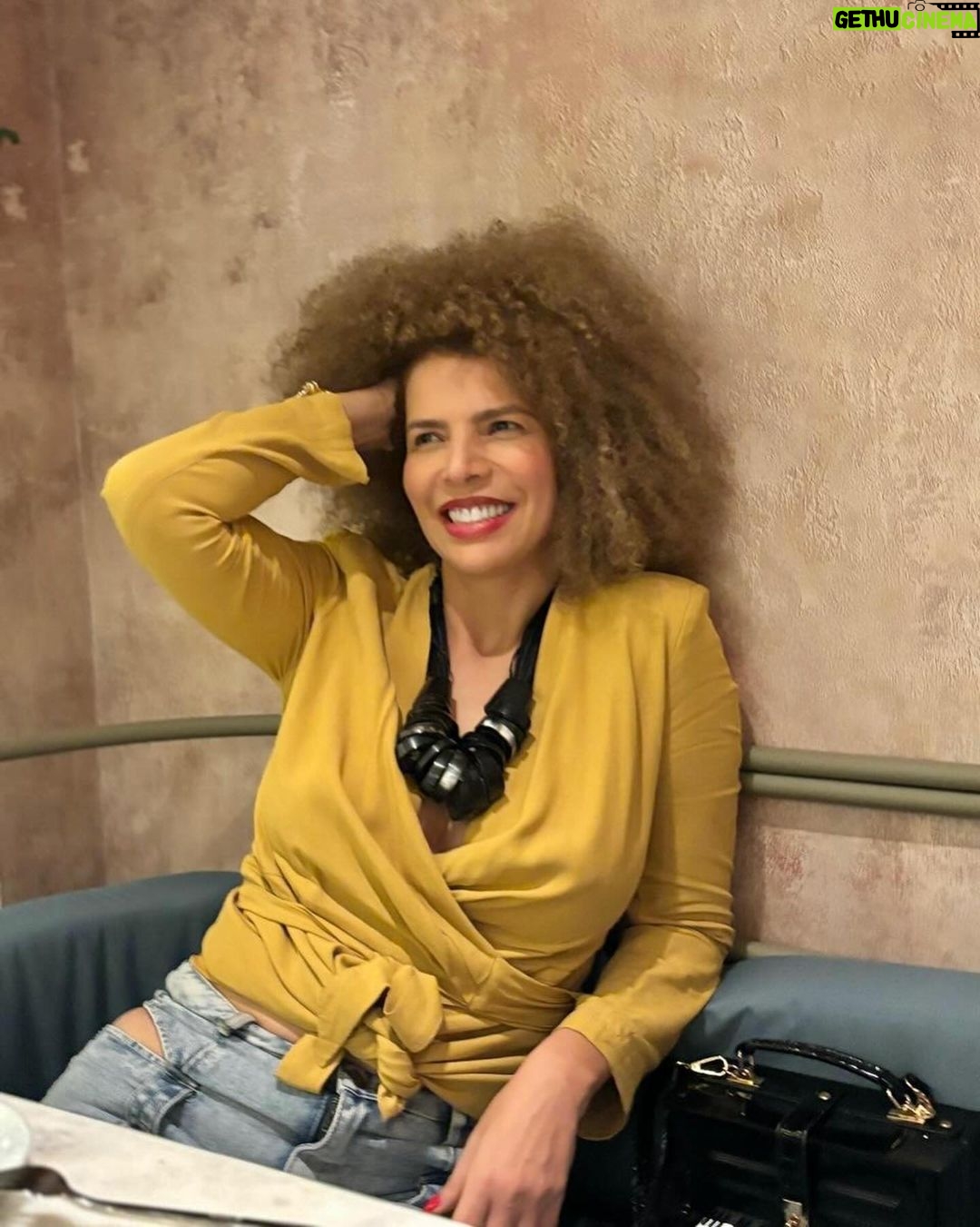 Vanessa da Mata Instagram - đ Rindo com vocĂȘ (Vanessa da Mata) âForam tantos anos sem te encontrar Quanto vocĂȘ mudou desde lĂĄ Mudei demais tambĂ©m Parece que foi uma vida atrĂĄs A pausa da ampulheta em nĂłs Mas o tempo nĂŁo dissolve LigaçÔes antigas Dentro, em meu coração JĂĄ curaram as feridas Outro dia eu acordei De um sonho, coisa linda Rindo com vocĂȘ Ă tĂŁo bom te encontrar Sempre gostoso te rever Espero que esteja feliz E sĂł as coisas boas fiquemâ đOuça a mĂșsica completa no youtube.com/vanessadamata #VanessadaMata #VemDoce #RindocomvocĂȘ