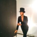Vanessa da Mata Instagram - #TBT Bastidores do ensaio para a capa da revista RG Vogue, de julho de 2008. Vanessa posou para as lentes do fotógrafo @henriquegendre com styling de @luisfiod. A cantora tinha acabado de receber o prêmio Multishow na categoria Melhor Música com “Boa Sorte/Good Luck”. Quem aqui se lembra dessa capa? #EquipeVDM #VanessadaMata