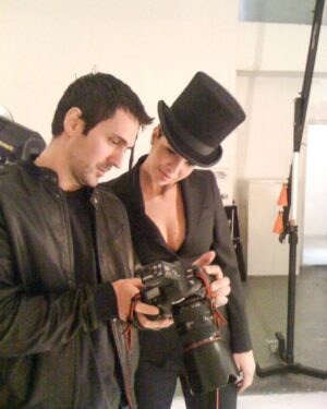 Vanessa da Mata Instagram - #TBT Bastidores do ensaio para a capa da revista RG Vogue, de julho de 2008. Vanessa posou para as lentes do fotógrafo @henriquegendre com styling de @luisfiod. A cantora tinha acabado de receber o prêmio Multishow na categoria Melhor Música com “Boa Sorte/Good Luck”.
Quem aqui se lembra dessa capa?

#EquipeVDM #VanessadaMata