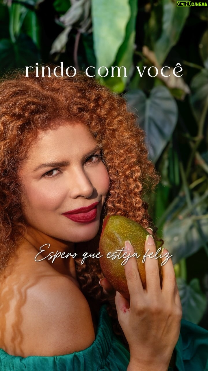 Vanessa da Mata Instagram - LANÇAMENTO ⏳ Já está disponível em todas as plataformas o novo single #RindoComVocê! Ouça agora e adicione na sua playlist! Rindo Com Você (Vanessa da Mata) Foram tantos anos sem te encontrar Quanto você mudou desde lá Mudei demais também Parece que foi uma vida atrás A pausa da ampulheta em nós Mas o tempo não dissolve ligações antigas Dentro, em meu coração Já curaram as feridas Outro dia eu acordei De um sonho, coisa linda Rindo com você É tão bom te encontrar Sempre gostoso te rever Espero que esteja feliz E só as coisas boas fiquem #VanessadaMata #VemDoce