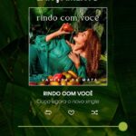 Vanessa da Mata Instagram - LANÇAMENTO ⏳ Já está disponível em todas as plataformas o novo single #RindoComVocê! Ouça agora! 🥭🎶 Comente neste post o nome da sua plataforma de streaming favorita para receber o link da nova música no seu inbox. Todo mundo que sente saudade de alguém entende que a ausência passa a se tornar presença. O desejo de reencontrar quem amamos é algo muito forte e em “Rindo Com Você” eu quis mostrar como até mesmo a aparição em um sonho pode ser suficiente para despertar um sentimento bom. Rindo Com Você (Composição: Vanessa da Mata) Ficha Técnica: Vanessa da Mata: Voz e Vocais Maurício Pacheco: Violão Leonardo Mendes: Guitarra Rodrigo Braga: Teclado Magno Souza: Baixo Ari Colares: Percussão Janluska: Programações, Beats e Synth Arranjos - Coletivos entre todos Produção Musical - Vanessa da Mata Gravação no Estúdio Parede-Meia (SP) Engenheiro de Gravação: Bruno Freire Mixado por Phill Veras Masterizado por Phill Veras #VanessadaMata #VemDoce