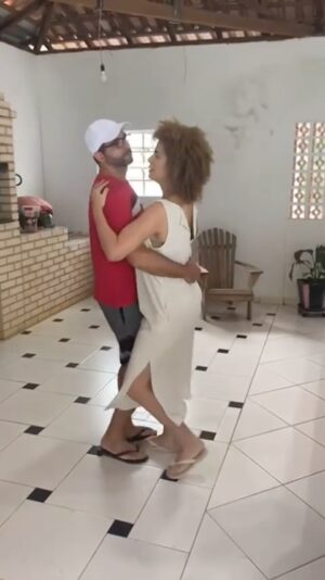 Vanessa da Mata Instagram - Aos que estão com seus amados ou sozinhos, meus votos de bom renascer e renovação de ânimos votos bondade e bons caminhos! Eu aqui com meu irmão Cláudio, dançando numa tarde tranquila do interior do Mato Grosso, curtindo a família! Boa Páscoa para todos! Ao som dos mestres da nossa música genial como @caetanoveloso e @gilbertogil @mariabethaniaoficial @zecapagodinho @miltonbitucanascimento amo muito

@damatapersonal