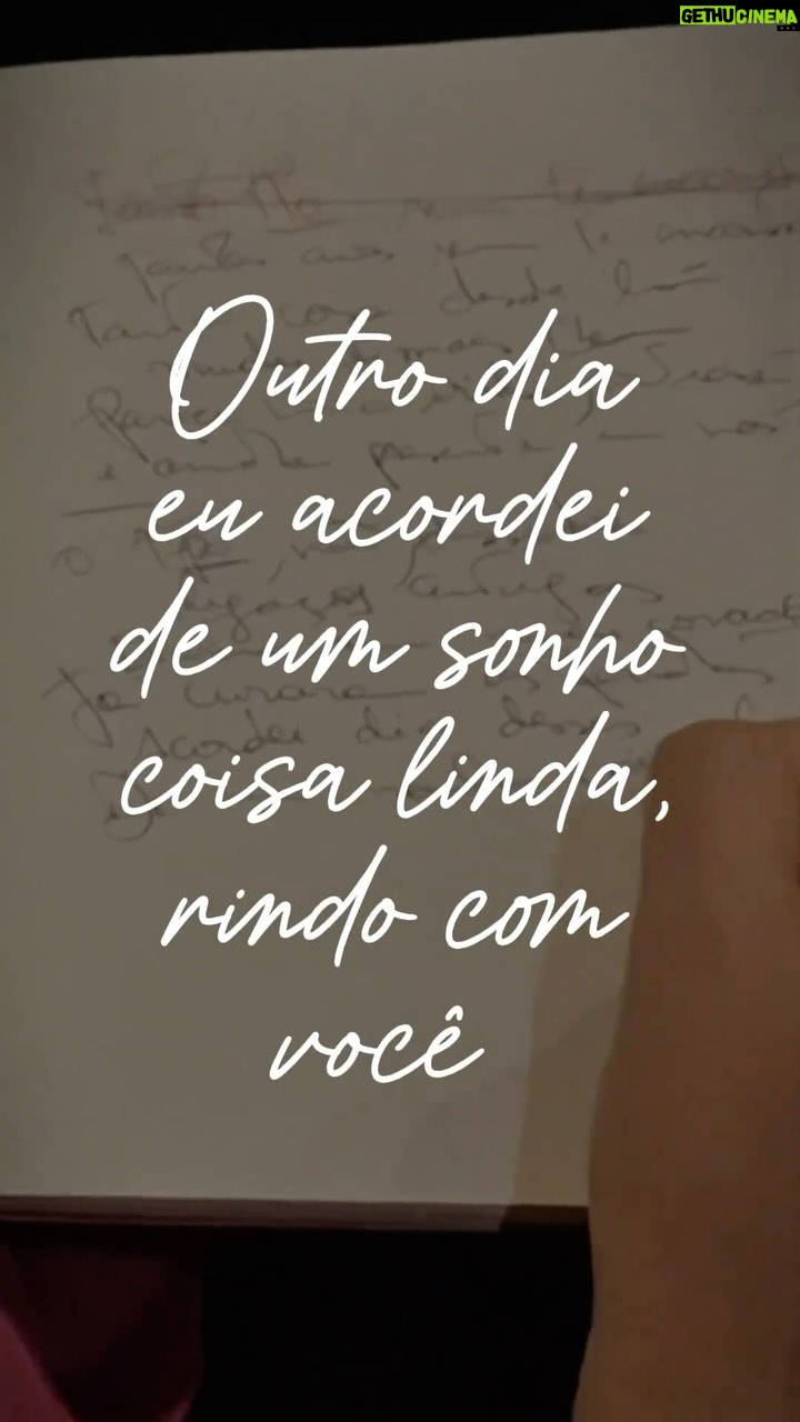 Vanessa da Mata Instagram - RINDO COM VOCÊ ⏳ 𝗙𝗮𝗹𝘁𝗮 𝟭 𝗱𝗶𝗮 “Foram tantos anos sem te encontrar Quanto você mudou desde lá Mudei demais também Parece que foi uma vida atrás A pausa da ampulheta em nós Mas o tempo não dissolve Ligações antigas Dentro, em meu coração Já curaram as feridas Outro dia eu acordei De um sonho, coisa linda Rindo com você” Lançamento AMANHÃ em todas as plataformas de streaming. 👉Faça agora o pre-save do novo single (link na bio) #VanessadaMata #VemDoce #RindoComVocê #mpb Antes que façam besteiras Perdoar não precisa ser necessariamente para voltar Muitas vezes é para deixar ir de vez
