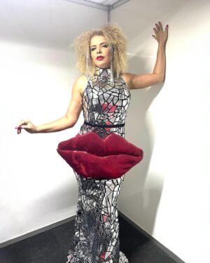 Vanessa da Mata Instagram - 👄 “A boca é minha. Quem come sou eu”, figurino-fantasia de ontem, em mais um show Especial de Carnaval em Recife. Muito obrigada a todos pela linda noite no Polo Lagoa do Araçá. Até o próximo!! 💖

Stylist: @manufiaes 
Boca: @walerioaraujo 

#VanessadaMata #CarnavalRecife