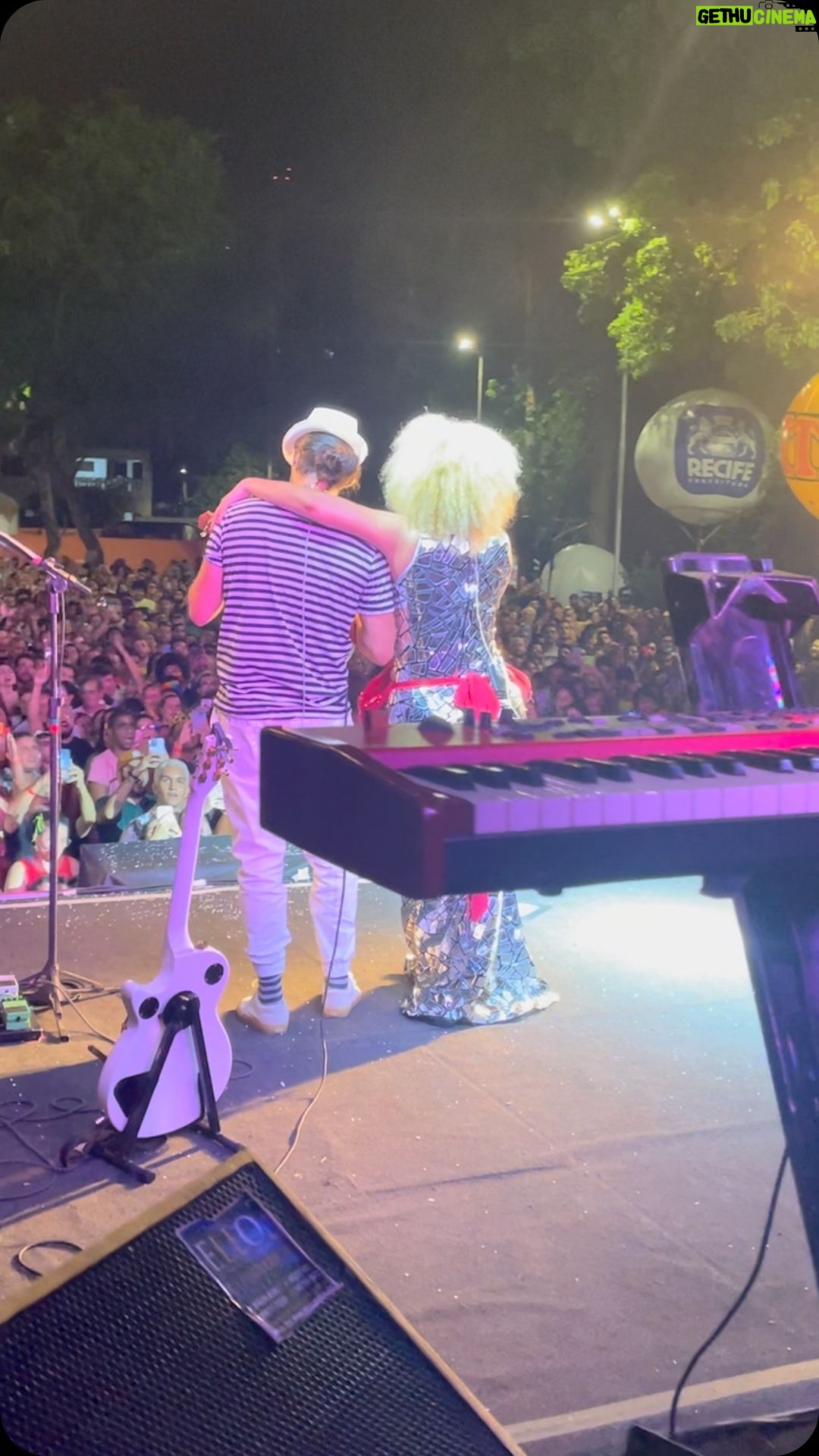 Vanessa da Mata Instagram - Mais uma noite de show, como sempre maravilhosa, no Recife! Que maravilha poder brincar o carnaval, com todos e para todos. Muito obrigada @mauriciopacheco23 @rodrigobragamusica @gilmrnd @jurandirds6 @ronaldinhoosilva @magno_ssouza @marcelaoprod @_deco_ @wallacemello @alexandre_doca Stylist: @manufiaes Boca: @walerioaraujo