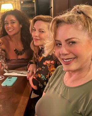 Vera Fischer Instagram - .
Queridos meus 
🫶🌹🫶🌹🫶🌹🫶🌹🫶🌹
Existe algo mais importante que a amizade?! 
Acho que não. 
❤️ Não estou falando só da amizade com amigos 👯‍♂️ 
Amizade com os filhos e parentes é essencial ❤️❤️
Desejo uma quarta-feira poética pra todos, cheia de ternura 🌷🌷🌷
Beijos da sua sempre 
Vera ❣️