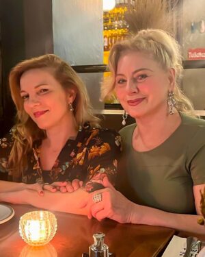 Vera Fischer Instagram - .
Queridos meus 
🫶🌹🫶🌹🫶🌹🫶🌹🫶🌹
Existe algo mais importante que a amizade?! 
Acho que não. 
❤️ Não estou falando só da amizade com amigos 👯‍♂️ 
Amizade com os filhos e parentes é essencial ❤️❤️
Desejo uma quarta-feira poética pra todos, cheia de ternura 🌷🌷🌷
Beijos da sua sempre 
Vera ❣️