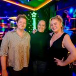Vera Fischer Instagram - . Amores 🌃🥃✨🎸🎤💫🌃 Noite deliciosa em Sampa, no @telefonespeakeasy ambiente classudo de jazz, cheio de bossa, fomos recepcionados pelas queridas Daniela @dferigato e Erika, @erikabc.c 💃💜🕺🏻💫🎵🎶🎉 Fomos recebidos com muita gentileza e carinho. O trio musical passa pelo jazz, blues e pop com brilhantismo👏👏👏 @andrea_fernandes7 canta MUITO! Excelente trio ✨ Excelente noite, com gente divertida, bonita e agradável. 💓 Muito obrigada Dani, seu time é impecável. Uma linda segunda-feira à todos . Muito amor 😉 Dessa sua Vera