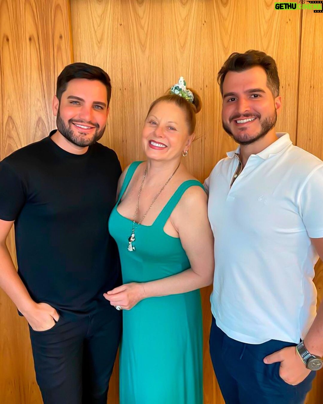 Vera Fischer Instagram - . 🍃💐Oi pessoal 🍃💐 Amigos queridos @drvictorbechara @binhoalencar se divertem juntos 💚💙 Mas aguardem… Não é só isso. Vem novidade boa por aí 🙌🏼 Beijokas e boa quarta Sua, desde sempre 🤗Vera Verão