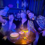 Vera Fischer Instagram - . Amores 🌃🥃✨🎸🎤💫🌃 Noite deliciosa em Sampa, no @telefonespeakeasy ambiente classudo de jazz, cheio de bossa, fomos recepcionados pelas queridas Daniela @dferigato e Erika, @erikabc.c 💃💜🕺🏻💫🎵🎶🎉 Fomos recebidos com muita gentileza e carinho. O trio musical passa pelo jazz, blues e pop com brilhantismo👏👏👏 @andrea_fernandes7 canta MUITO! Excelente trio ✨ Excelente noite, com gente divertida, bonita e agradável. 💓 Muito obrigada Dani, seu time é impecável. Uma linda segunda-feira à todos . Muito amor 😉 Dessa sua Vera