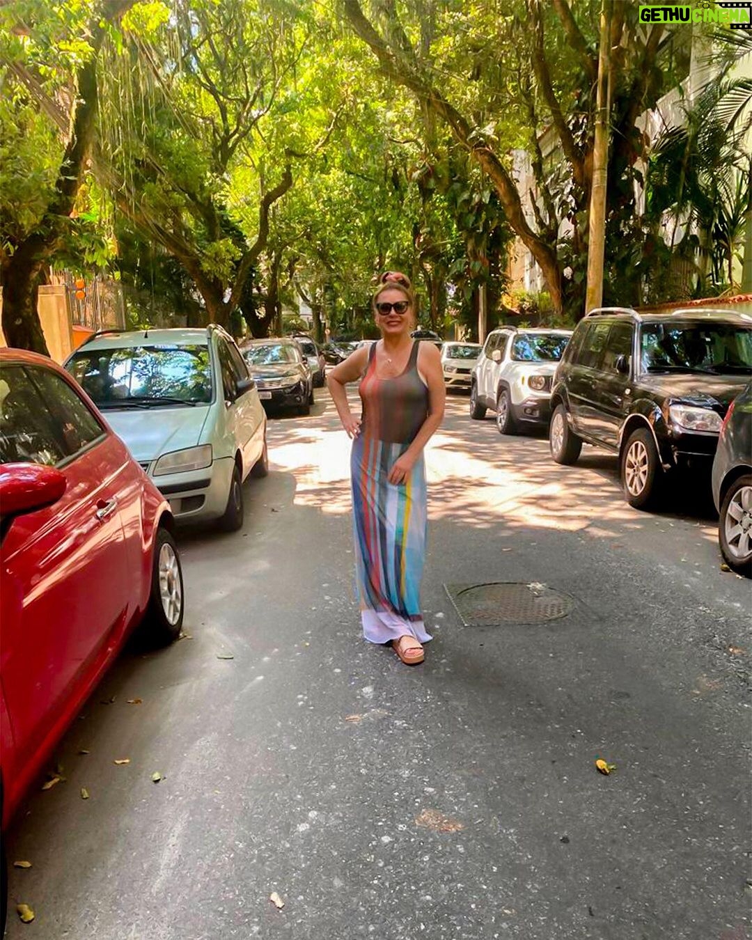 Vera Fischer Instagram - . Amores 🌳Aprendendo a amar a minha rua, meu bairro, minha vizinhança 🌲 🏡 Amo minha casa e tudo que existe nela ❤️🐈🐈⬛❤️🌿🌷🌿🪴🪴🪴🍃💐🍃 E me amo mais. Uma linda quarta-feira pra todos com meu carinho 🥰Sua Vera