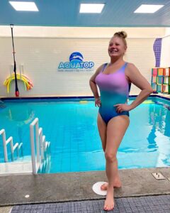 Vera Fischer Instagram - . 🤸‍♀️Meus queridos 🩵 Vou falar um pouco da minha fisioterapia aquática 💦 No processo de envelhecimento o corpo vai sofrendo transformações que podem ser desaceleradas se vc fizer exercícios frequentemente 🏃‍♀️🏋️‍♀️⛹️‍♀️🧘‍♀️🏊‍♀️🚴‍♀️💗💙💗 A fisioterapia Aquática entrou na minha vida, inicialmente pra melhorar as minhas dores, mas agora faço 3 x por semana. 💪🏼 E minha força, resistência e postura estão cada dia melhores 🙌 Vcs deveriam experimentar a Hidroterapia 🫧🫧 Uma linda terça-feira pra todos vcs ☀️ Um beijão dessa sua sempre 😘 Vera @aquatop.rj 💦🩵💦🩵💦🩵💦🩵💦 Obrigada Aquatop - Escola de Natação