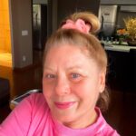 Vera Fischer Instagram - . 🩷Amores 🩷 Terça de carnaval só de rosa 💖 Antes da peça sem make, depois da peça com make . 💗💄👁️💗 Bom carnaval pra quem tá na folia 🙌🏼 e bom carnaval pra quem prefere se recolher 🙌🏾 Muchos Besitos dessa sua 😙 🌸Vera