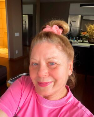 Vera Fischer Instagram - .
🩷Amores 🩷
Terça de carnaval só de rosa 💖
Antes da peça sem make, depois da peça com make . 
💗💄👁️💗
Bom carnaval pra quem tá na folia 🙌🏼 e bom carnaval pra quem prefere se recolher 🙌🏾
Muchos Besitos dessa sua 😙
🌸Vera